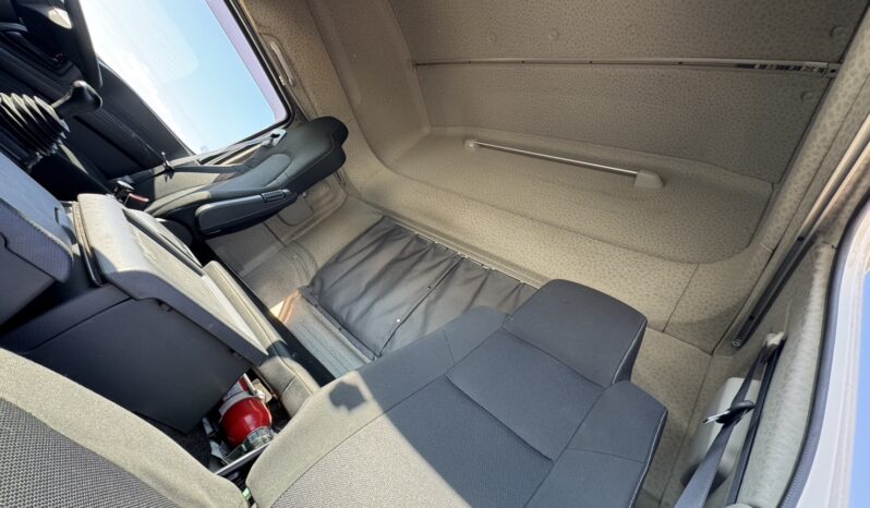 
								ギガ　ウイング　白 full									