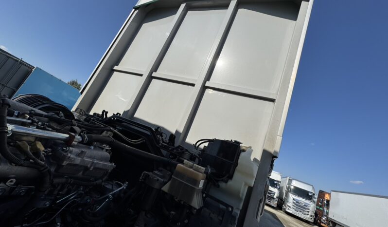 
								ギガ　ウイング　白 full									