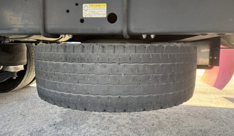 
								ギガ　ウイング　白 full									